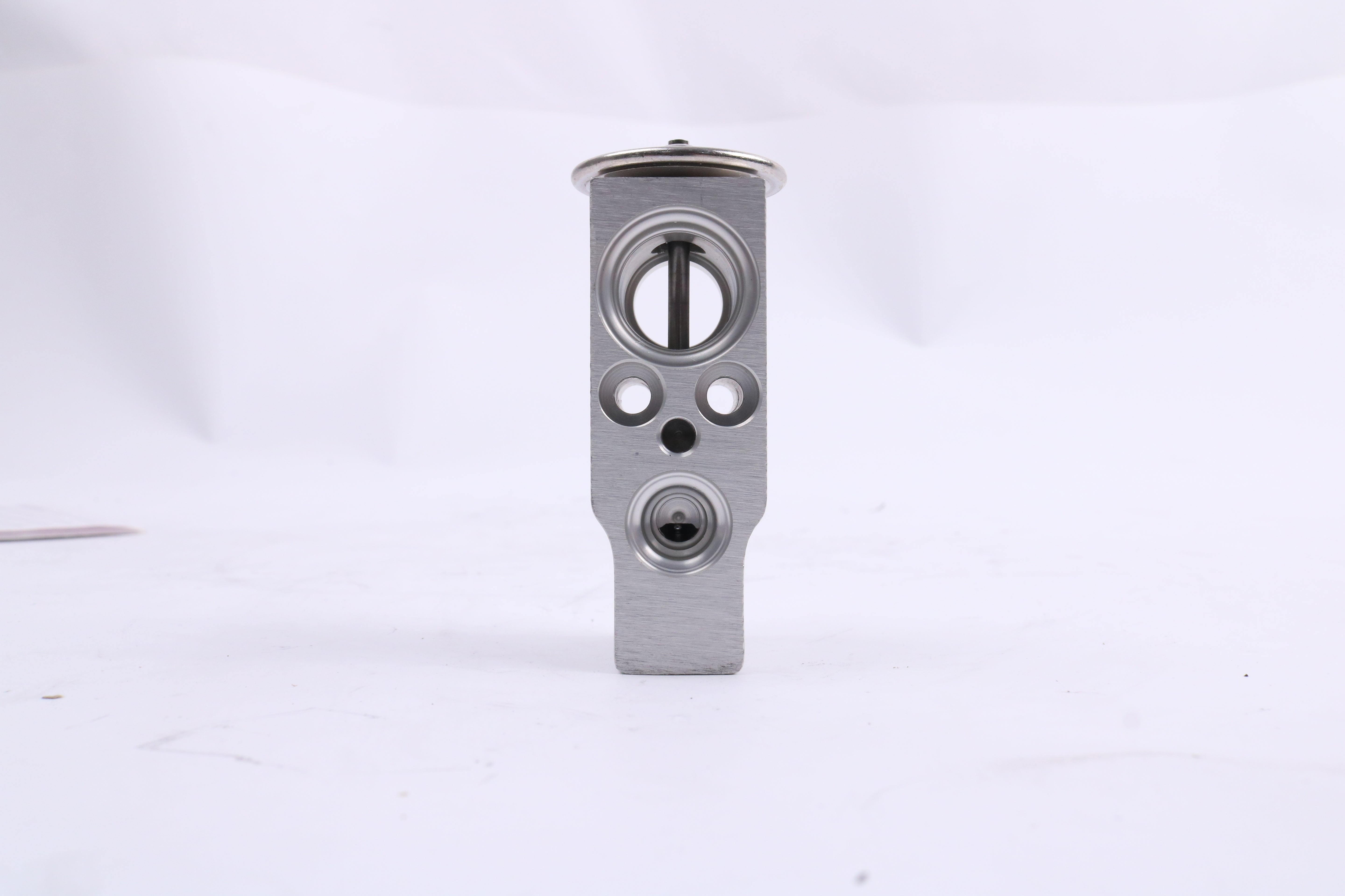 New Expansion Valve 82023542 for New Holland Harvesting Equipment 5130 5140 6130 6140 7120 7130 7140 7230 7240 8120 8230