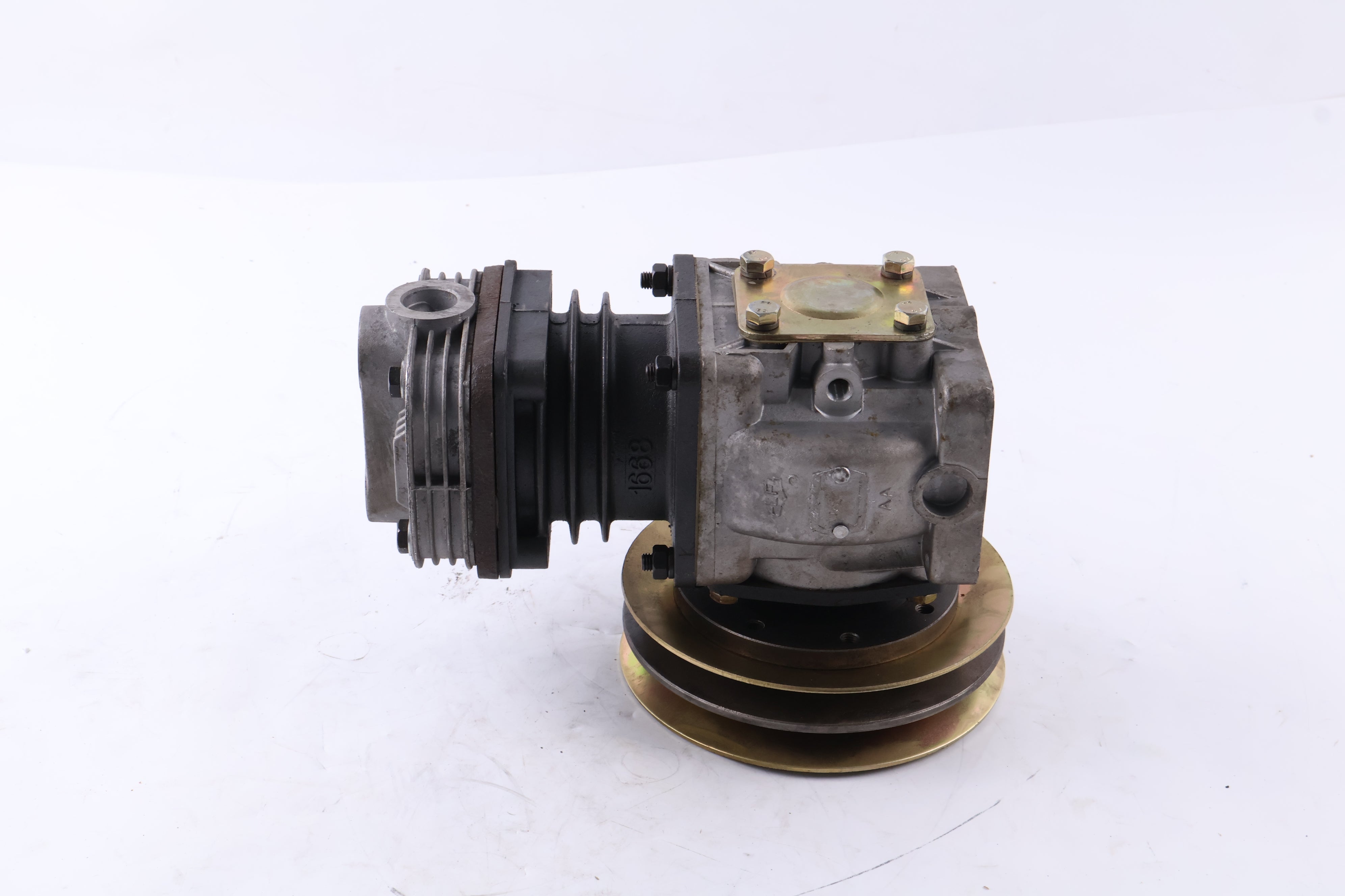 Air Compressor 82003029 for New Holland 8260 TM115 8160 8560 TM120 TM165 TM150