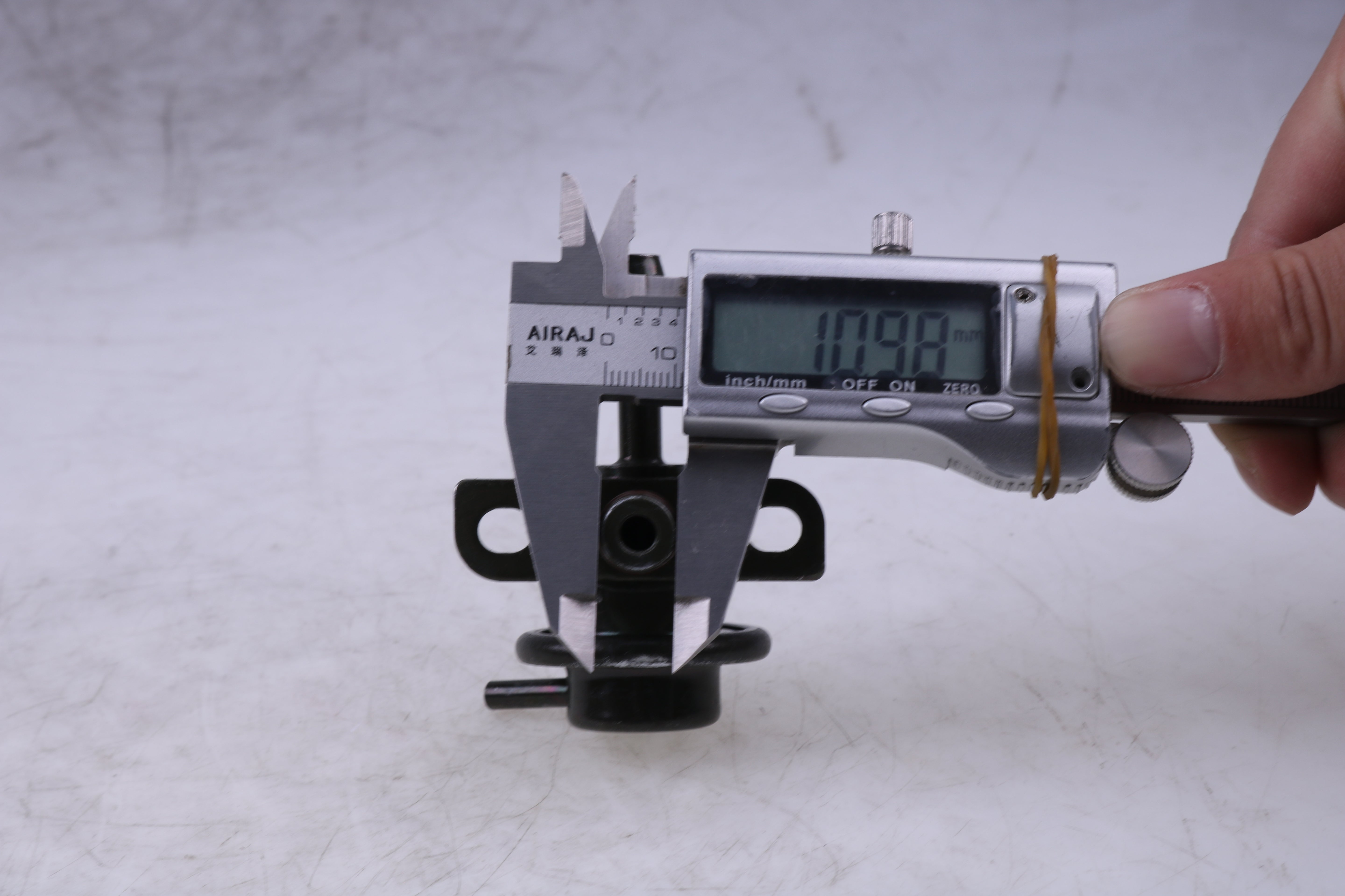 Fuel Pressure Regulator 23280-75020 91173902 for Toyota Engine 3RZFE Vehicle 4Runner T100