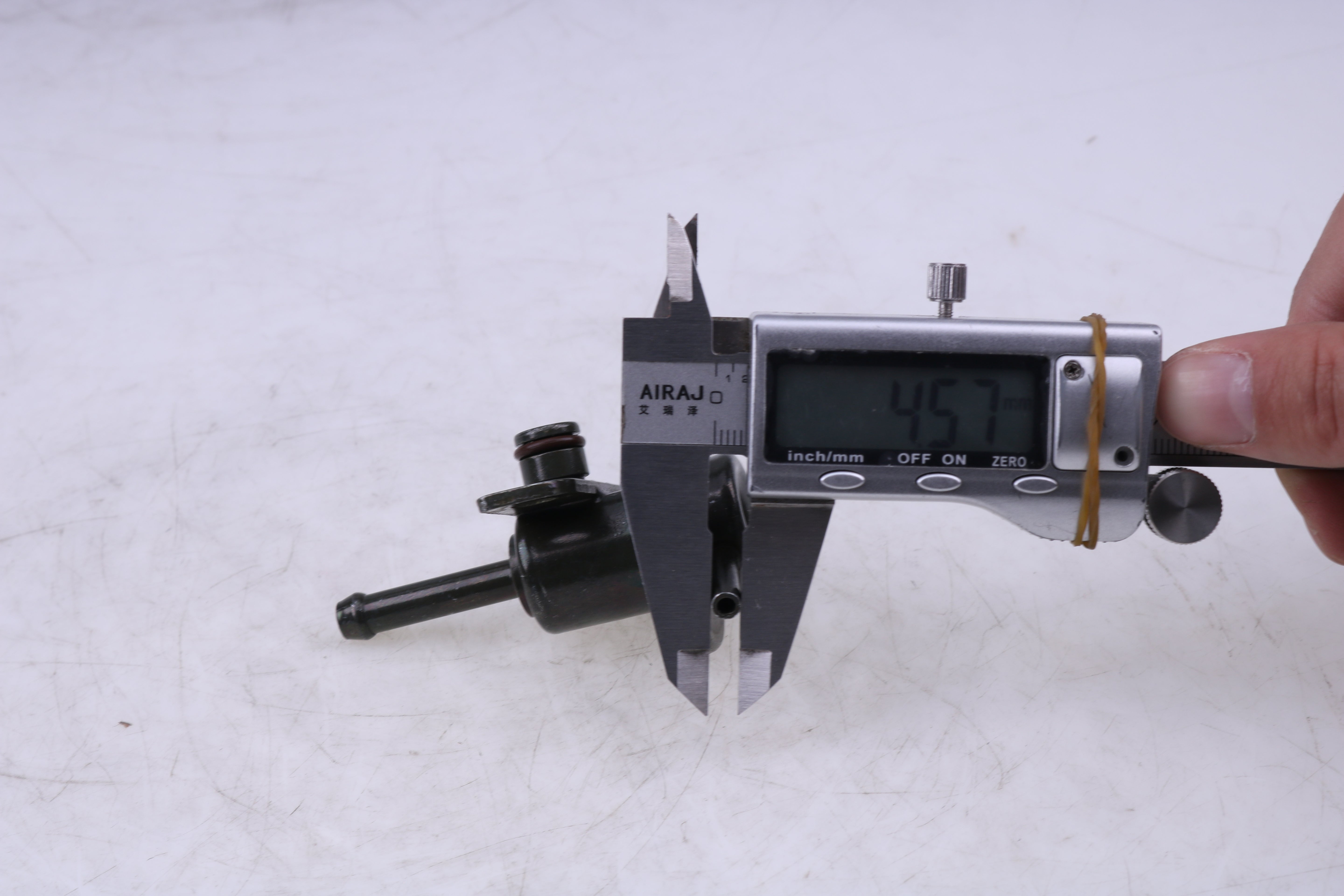 Fuel Pressure Regulator 23280-75020 91173902 for Toyota Engine 3RZFE Vehicle 4Runner T100