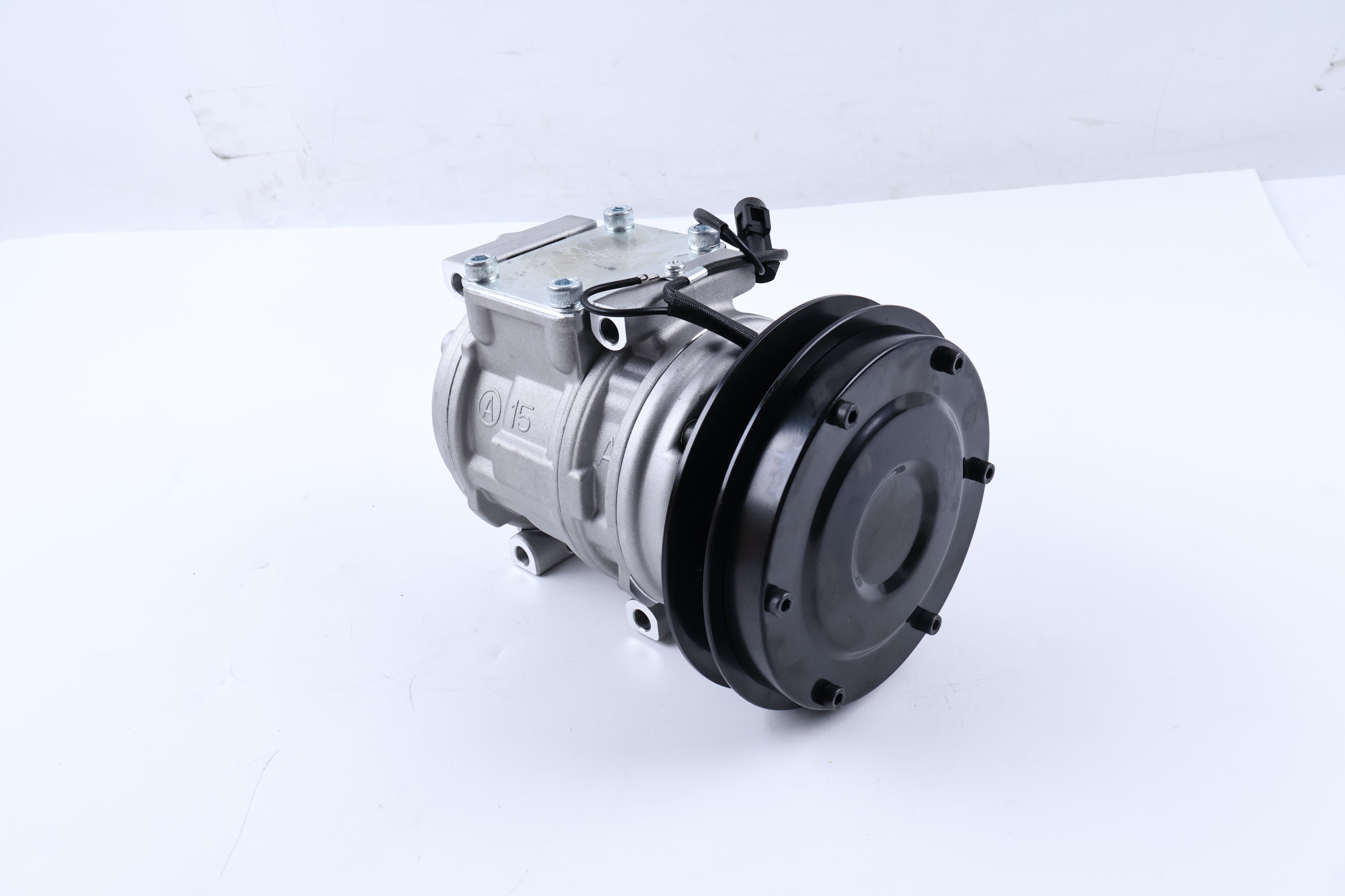 12V A/C Compressor 33770-50050 for Kubota Tractor M110 M120 M7580 M8580 M9580